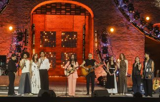 Paola-Turci-canta-con-gli-8-vincitori-La-casa-in-riva-al-mare-325x208