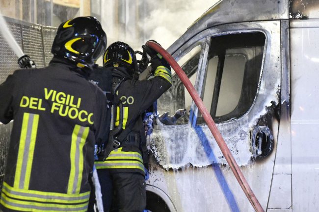 incendio-furgoni-via-san-luca-vdf-polizia-scientifica-civitanova-1-650x433