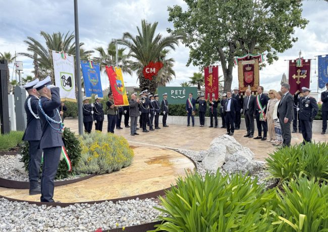 festa-polizia-locale-2025-deposizione-corona-per-piermanni-lungomare-sud-civitanova-FDM-20-650x459