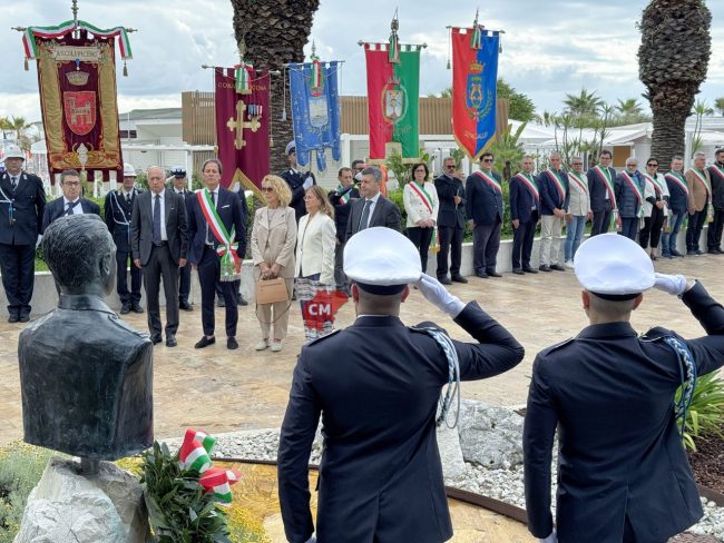 festa-polizia-locale-2025-deposizione-corona-per-piermanni-lungomare-sud-civitanova-FDM-21-650x488