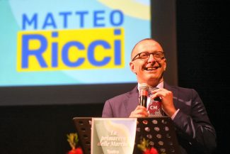 matteo-ricci-al-teatro-annibal-caro-civitanova-FDM-8-325x217