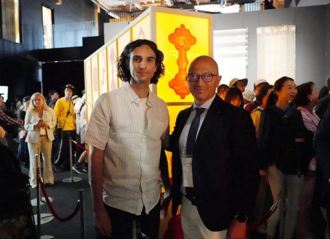 Oliviero-Fiorenzi-e-Andrea-Agostini-con-lopera-Controluce1--650x472