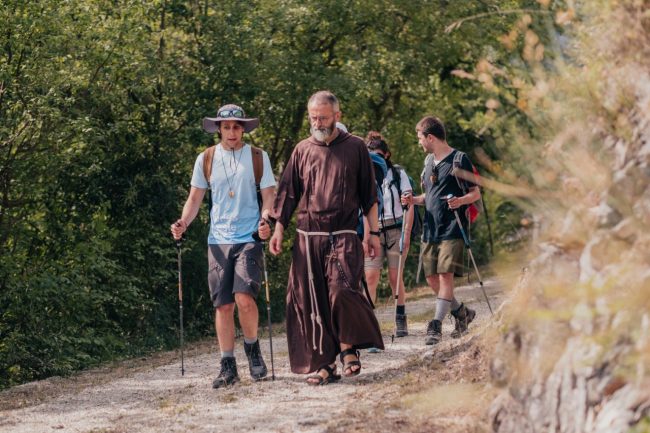 frati-e-pellegrini-in-cammino