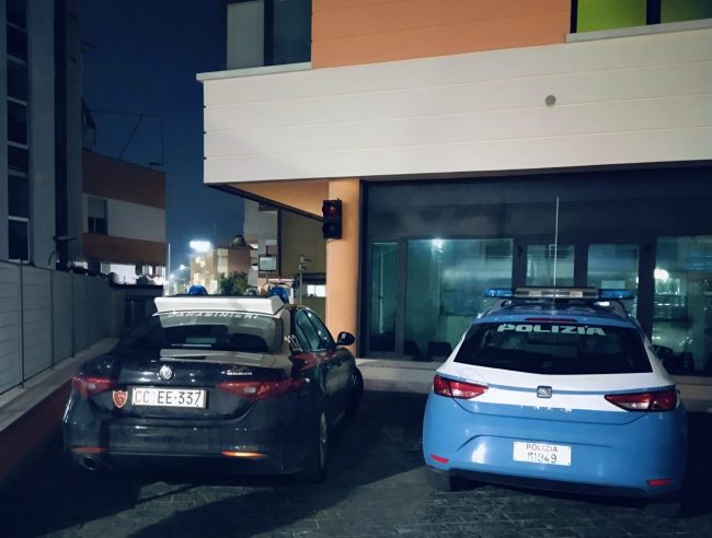Aggredisce-due-ragazzi-in-strada-e-due-poliziotti-intervenuti.-Arrestato.1-650x492