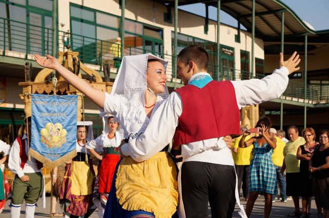 Gruppo-folkloristico-alla-Festa-del-Covo-di-Campocavallo-di-Osimo1-650x432