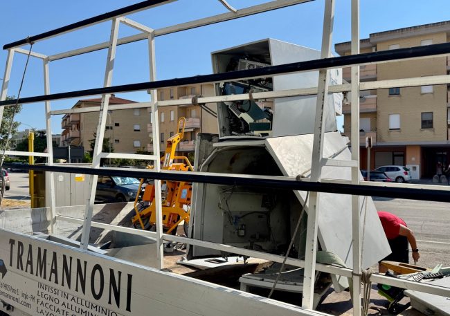 bancomat-saltato-carifermo-porto-potenza-020720257-650x457