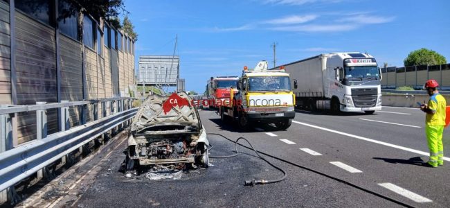 incendio-auto-a14-civitanova1-650x300