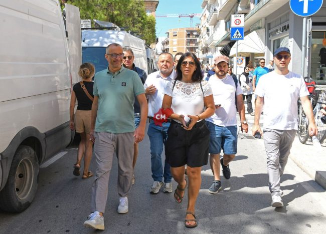 matteo-ricci-al-mercato-civitanova-FDM-1-650x467