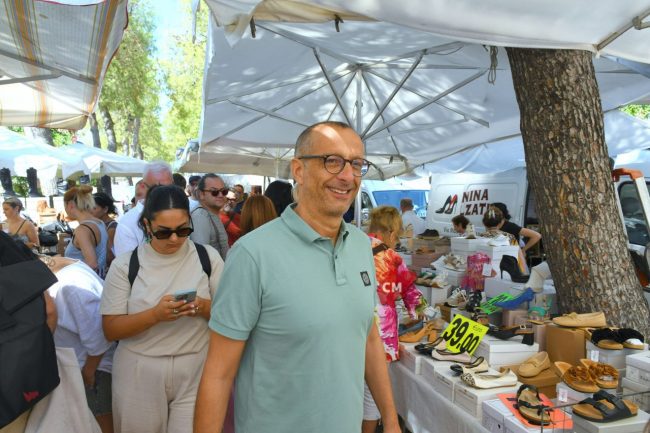 matteo-ricci-al-mercato-civitanova-FDM-4-650x433