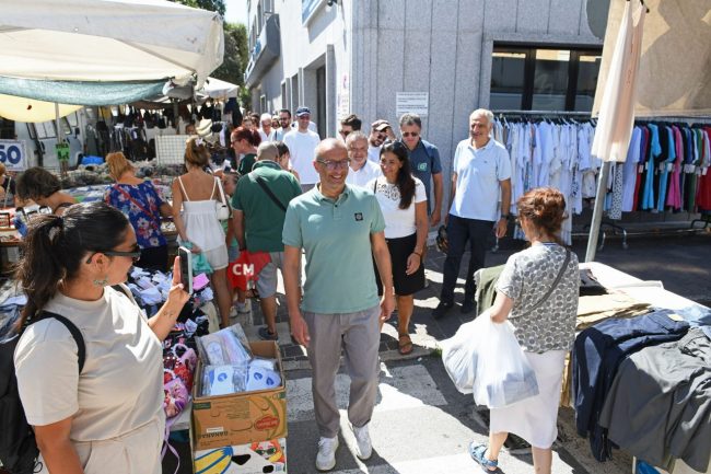 matteo-ricci-al-mercato-civitanova-FDM-5-650x433