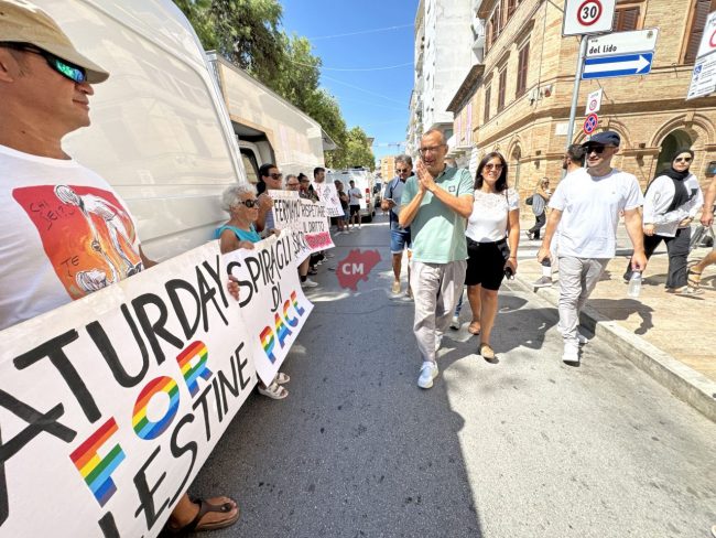 matteo-ricci-al-mercato-civitanova-FDM-6-650x488