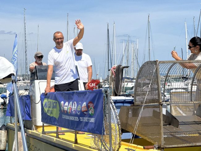 matteo-ricci-barchetta-mangiarifiuti-civitanova-FDM-11-650x488