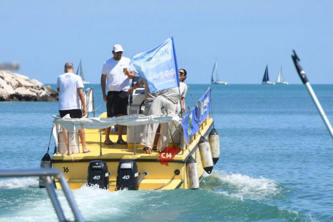 matteo-ricci-barchetta-mangiarifiuti-civitanova-FDM-9-650x433