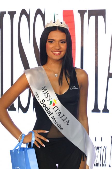 miss-italia-miss-marche-2025-nazareth-marzoni-piazza-civitanova-FDM-9-433x650