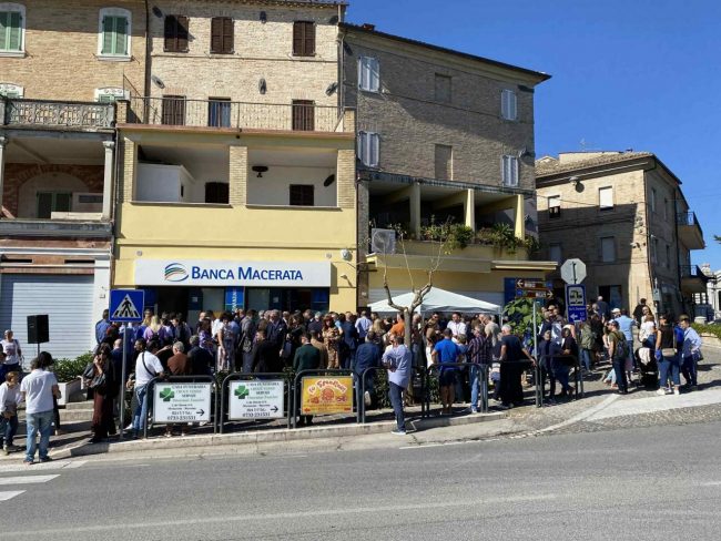 inaugurazione-banca-macerata-corridonia-8-650x488