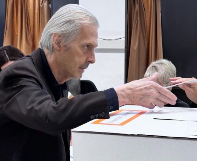 vittorio-sgarbi-elezioni-2025-seggio-san-severino-e1759095578660-650x532