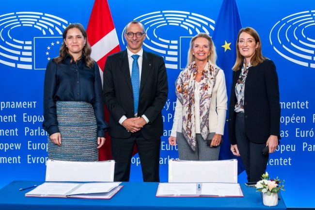 Matteo-Ricci-Metsola-firma-europarlamentare