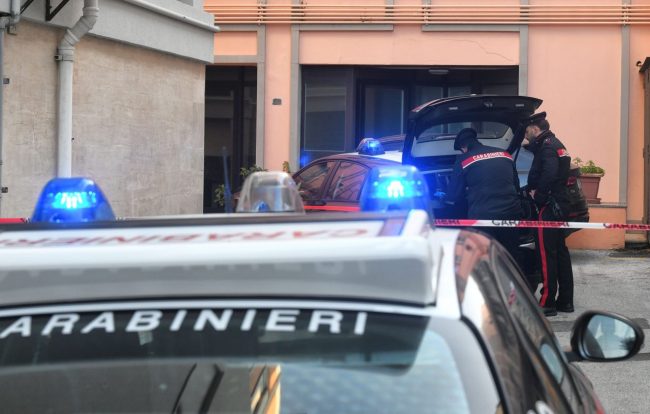donna-trovata-morta-in-strada-carabinieri-viale-vittorio-veneto-civitanova-FDM-1-650x414