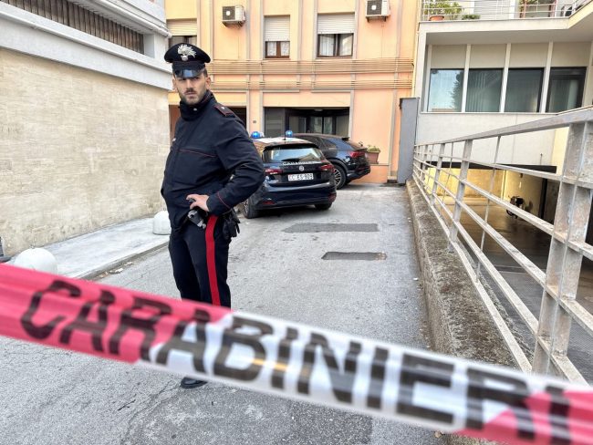 donna-trovata-morta-in-strada-carabinieri-viale-vittorio-veneto-civitanova-FDM-10-650x488