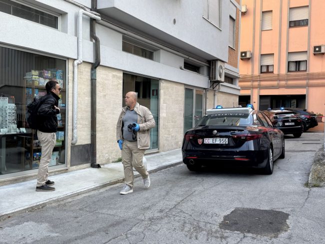 donna-trovata-morta-in-strada-carabinieri-viale-vittorio-veneto-civitanova-FDM-9-650x488