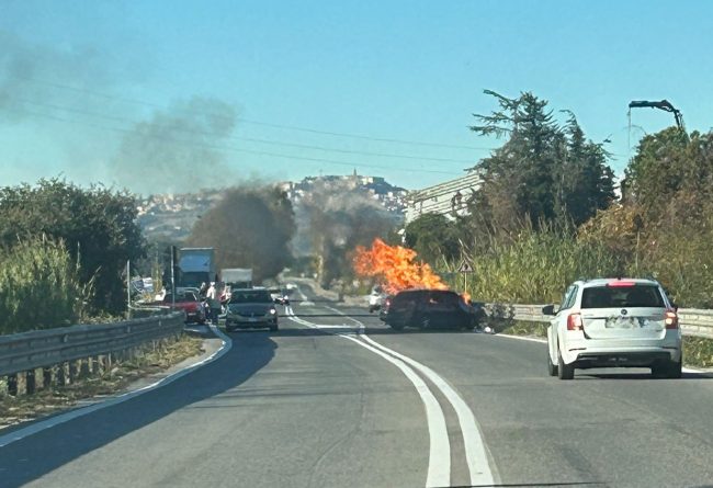 auto-in-fiamme-castelfidardo