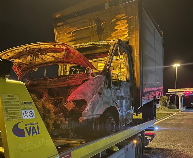 incendio-furgone-a14-3-650x532