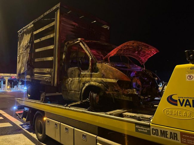 incendio-furgone-a14-650x488