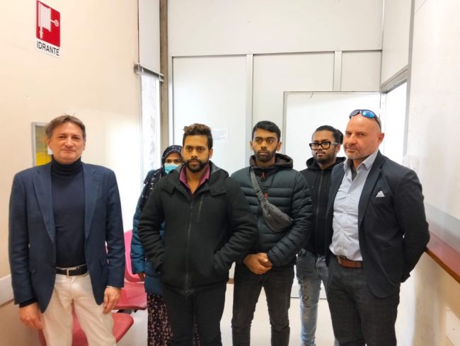 i-familiari-di-Cameyi-con-gli-avvocati