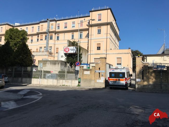 ospedale-salesi-con-ambulanza.jpg