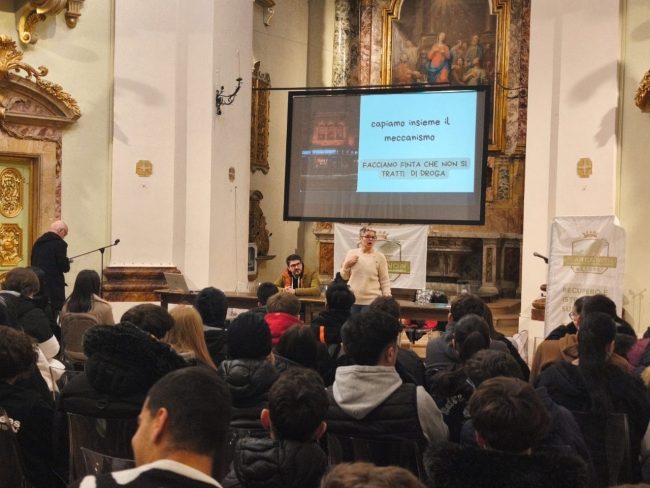 Gli-studenti-delle-classi-seconde-incontrano-lassociazione-Narconon