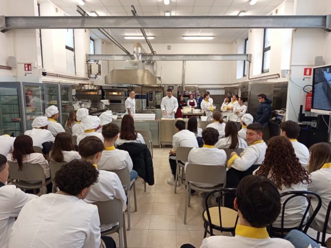 Gli-studenti-di-cucina-partecipano-ad-una-lezione-sulla-pizza-gourmet