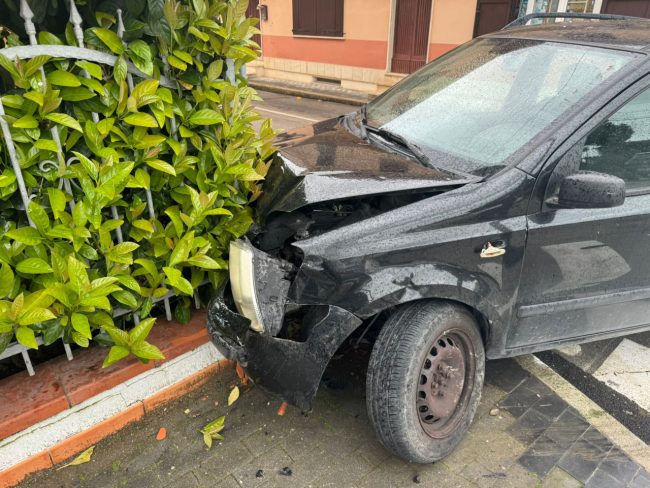 INCIDENTE STATALE AUTO CONTRO RECINZIONE CIVITANOVA FOTO PANICHELLI (1)