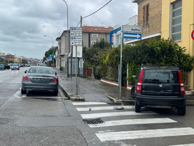 INCIDENTE STATALE AUTO CONTRO RECINZIONE CIVITANOVA FOTO PANICHELLI (7)