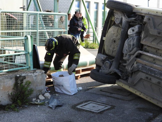auto ribaltata civitanova (1)