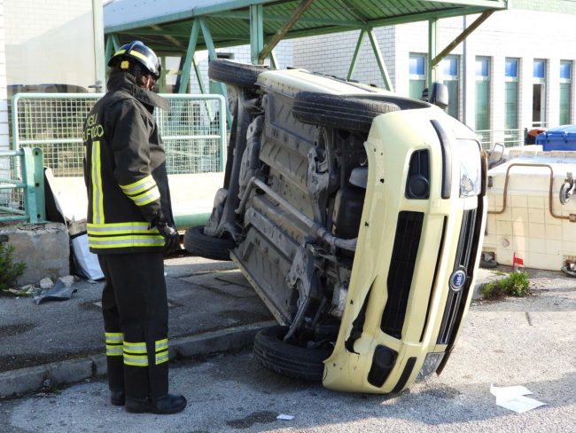 auto ribaltata civitanova (10)