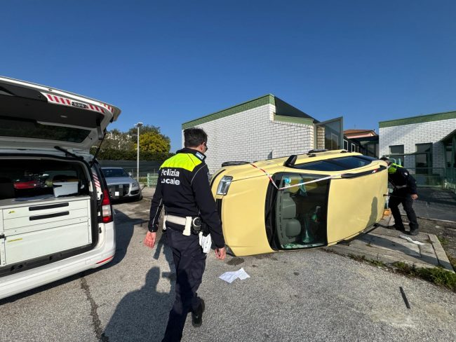 auto ribaltata civitanova (14)