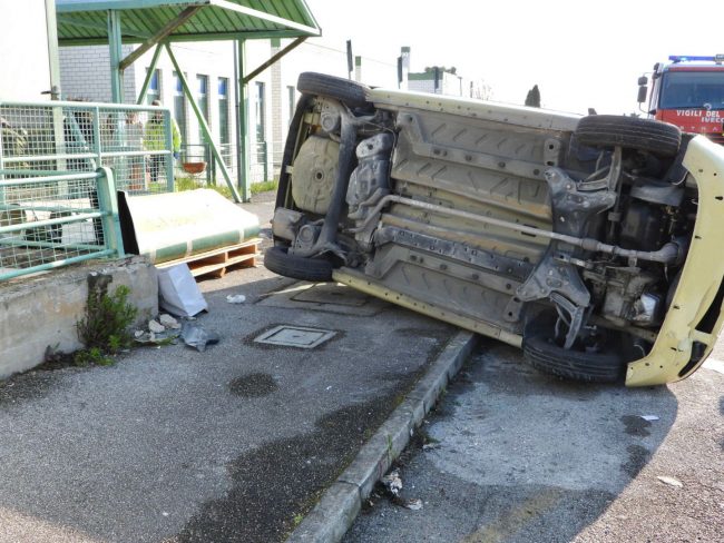 auto ribaltata civitanova (2)