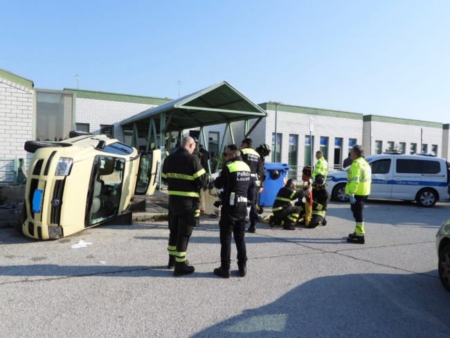 auto ribaltata civitanova (3)