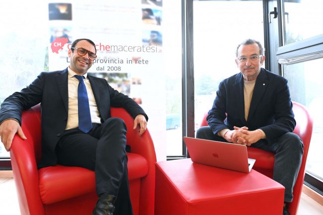 mattia orioli candidato sindaco in redazione con patrassi - macerata - FDM (2)