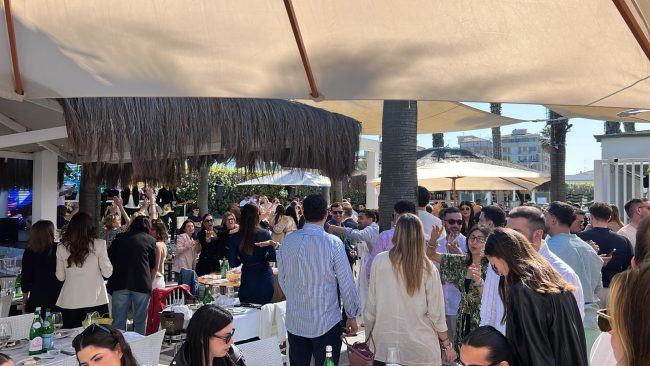 25 aprile lungomare civitanova gente spiaggia (1)