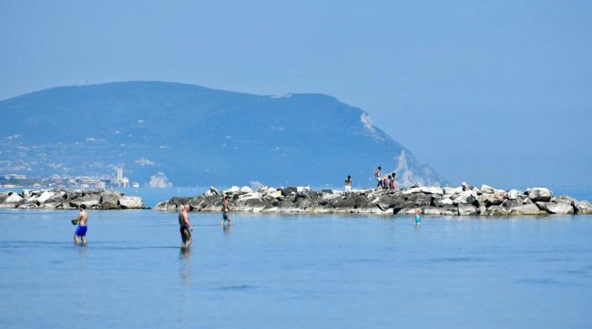 25 aprile lungomare civitanova gente spiaggia (10)