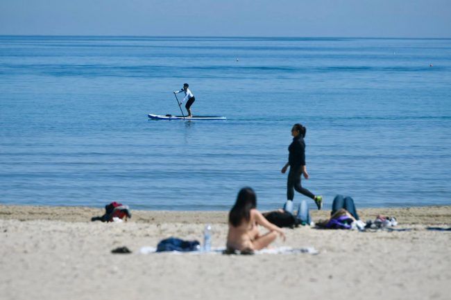 25 aprile lungomare civitanova gente spiaggia (11)