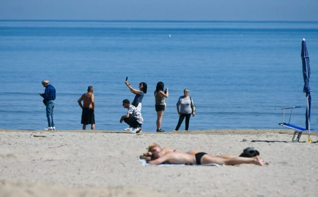 25 aprile lungomare civitanova gente spiaggia (12)
