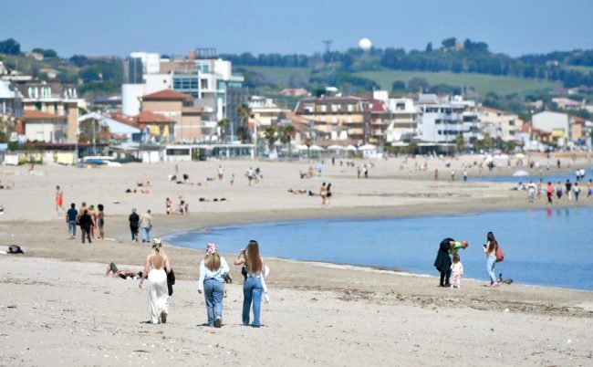 25 aprile lungomare civitanova gente spiaggia (13)