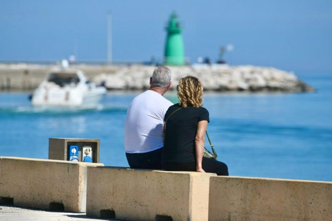 25 aprile lungomare civitanova gente spiaggia (14)