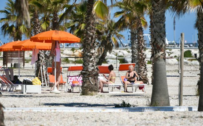 25 aprile lungomare civitanova gente spiaggia (15)