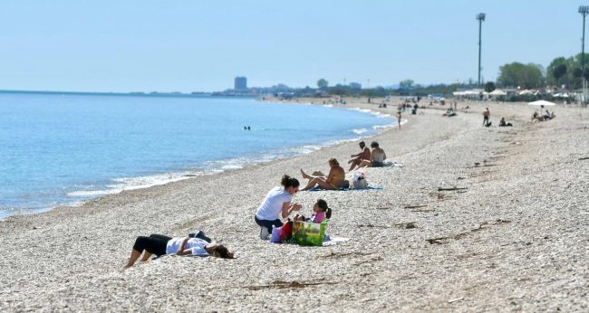 25 aprile lungomare civitanova gente spiaggia (16)