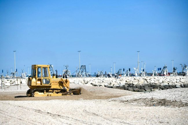 25 aprile lungomare civitanova gente spiaggia (17)