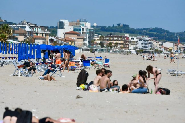 25 aprile lungomare civitanova gente spiaggia (2)
