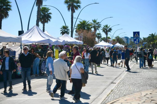 25 aprile lungomare civitanova gente spiaggia (20)